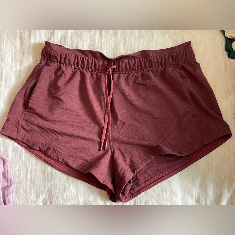 Maroon lululemon inner glow high-rise short 3”